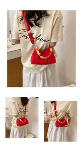 Petit sac bandoulière rouge en nylon avec poignée tressée en scène lifestyle