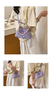Vues détaillées d'un mini sac à bandoulière en nylon violet léger sur un mannequin