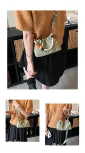 Vues détaillées d'un mini sac bandoulière en nylon vert clair avec une poignée en corde