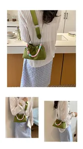 Vues de style de vie d'un sac bandoulière en nylon vert avec une poignée tressée colorée.