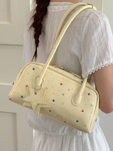 Bolso de hombro crema moderno con patrones de estrellas de colores y dije de estrella