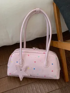 Elegante bolso rosa tipo almohada con estampados de estrellas y colgante de estrella