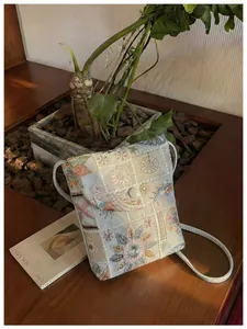 Vista dettagliata di una borsa a tracolla in stile cinese moderno con ricami floreali
