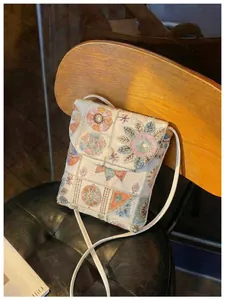 Dettaglio della borsa a tracolla bianca in stile neo-cinese con ricami floreali colorati