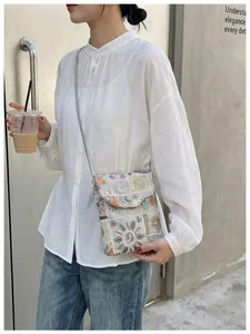 Elegante borsa a tracolla ricamata stile New Chinese per donna in un ambiente casual all'aperto