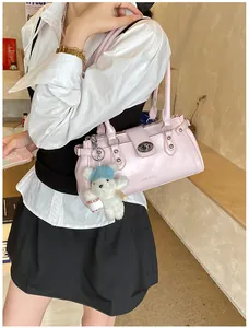 Sac sous le bras rétro rose à la mode avec un joli charme d'ours en peluche