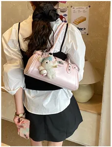 Sac à épaule rétro rose nacré avec une jolie breloque en forme d'ours pour femme