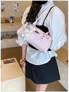 Vue arrière d'un mannequin portant un élégant sac à bandoulière vintage rose dans un café