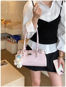 Sac à bandoulière rose vintage élégant avec charmant ours blanc et détails argentés brillants
