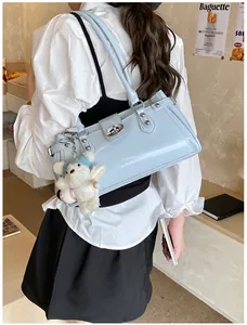 Vue lifestyle d'une femme portant un sac à bandoulière bleu clair rétro avec un ourson.