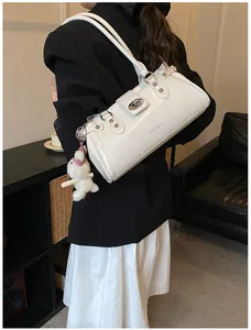 Sac sous l'aisselle blanc vintage avec garniture argentée et détail de pendentif ours