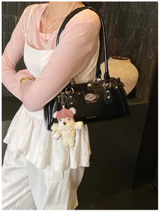 Sac à bandoulière noir vintage avec breloque ours en peluche