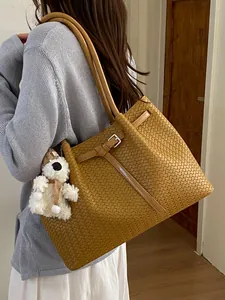 Elegante braune geflochtene Tragetasche für Damen mit süßem Plüschbär-Anhänger und viel Platz