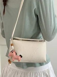 Borsa a tracolla crema minimalista da donna con grazioso ciondolo a forma di cavallo