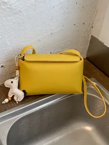 Borsa a tracolla gialla in pelle martellata in stile coreano con ciondolo a cavallo
