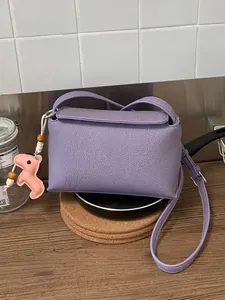 Borsa a tracolla minimalista color lavanda in pelle martellata con ciondolo cavallo rosa