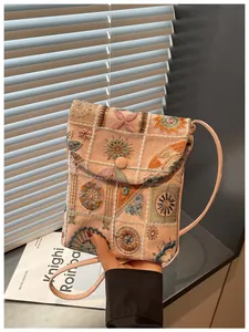 Vista dettagliata di una borsa a tracolla ricamata in stile cinese con motivi floreali