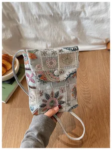 Dettaglio di una piccola borsa a tracolla ricamata in stile cinese moderno a mano