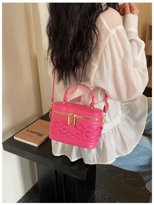 Elegante mini bolso rosa tipo caja con textura trenzada única y cremalleras doradas dobles