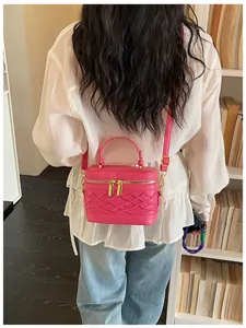 Bolso bandolera mini rosa fucsia mostrado en una modelo para un look de verano chic