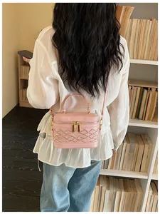 Vista trasera detallada de un mini bolso caja rosa con elegante diseño de celosía