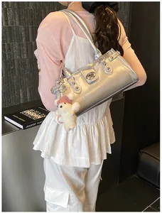 Sac sous les aisselles vintage argenté métallisé avec porte-clé ours en peluche
