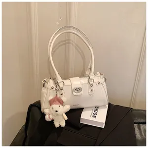 Petit sac vintage blanc élégant avec boucle en métal et charmant petit ourson