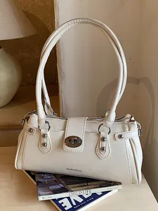 Sac sous le bras vintage en cuir verni blanc avec garnitures métalliques argentées