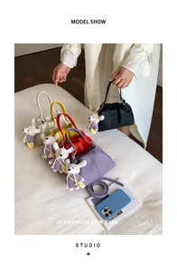 Bolsos tipo cubo plisados de moda en varios colores con lindos dijes de ratón.