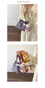 Bolsos tipo cubo elegantes en varios colores con un lindo dije de oso de peluche