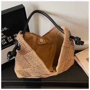 Vue intérieure du grand sac cabas en paille tissée avec fermoir magnétique