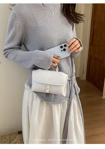Minimalistische witte kleine vierkante handtas met een verfijnde retro vibe.