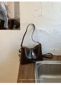 Primo piano di una sofisticata borsa sottobraccio in pelle marrone scuro in scena retrò