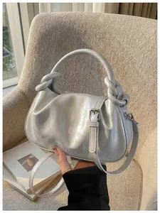 Sac à main argenté métallisé chic avec poignée nouée et bandoulière réglable élégante