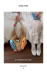 Detalle del bolso tote tejido a mano con adornos de peces y correa de ganchillo colorida