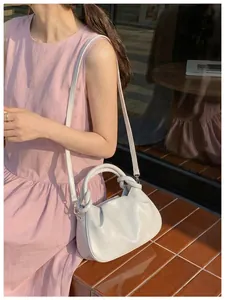 Sac à main élégant gris clair de forme dumpling avec poignée nouée et bandoulière chic