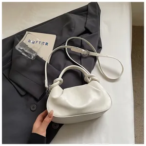 Sac à main plissé blanc crème avec poignée supérieure et bandoulière