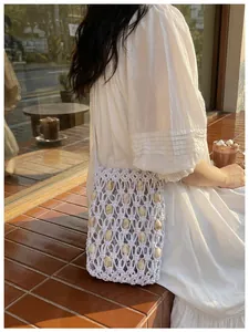 Bolso para móvil de macramé blanco hecho a mano con cuentas de madera para verano