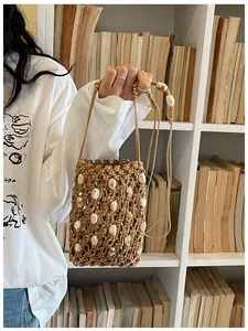 Bolso bohemio de paja hecho a mano para móvil con cuentas de concha para verano