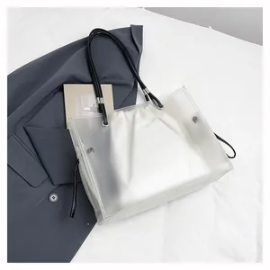 Stylische transparente PVC-Tragetasche mit weißer Innentasche und schwarzen Riemen