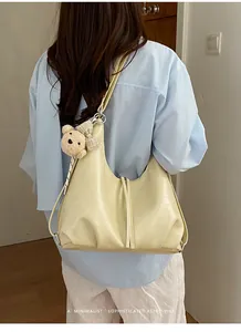 Borsa hobo casual e minimalista giallo crema indossata da una modella