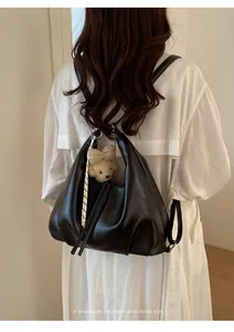 Zaino nero minimalista di grande capacità per donna con ciondolo a forma di orsetto