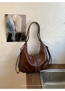 Borsa hobo marrone vintage di grande capacità per donna in un ambiente dallo stile minimal