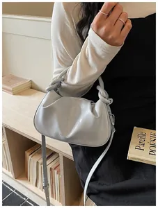 Élégant sac à main bleu clair en forme de boulette dans un cadre de vie chaleureux.