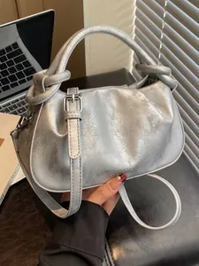 Sac dumpling argenté métallisé élégant avec anses nouées et bandoulière