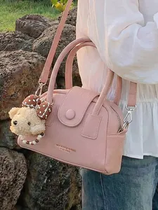 Elegante roze getextureerde lederen kussentas met schattige teddybeerbedel voor dames