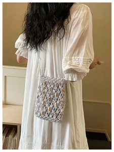 Bolso bandolera de macramé hecho a mano con cuentas de madera para vacaciones de verano