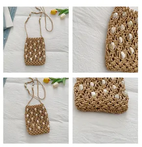 Detalle del bolso bandolera de paja tejida con cuentas de mármol para las vacaciones.