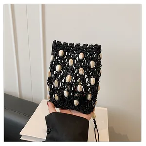 Primer plano detallado de un bolso para móvil de macramé negro hecho a mano