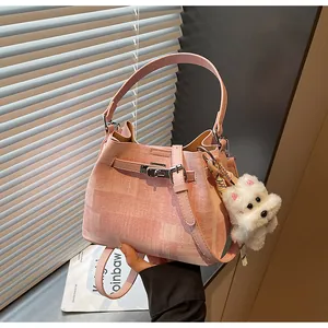 Rosa karierte Eimertasche mit süßem weißen Plüsch-Hundeanhänger und silberner Schnalle